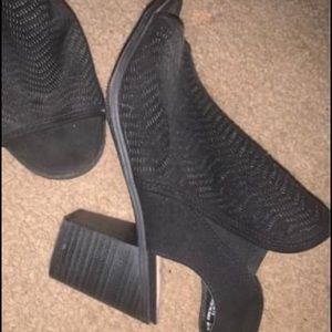 Ankle heeled black boots